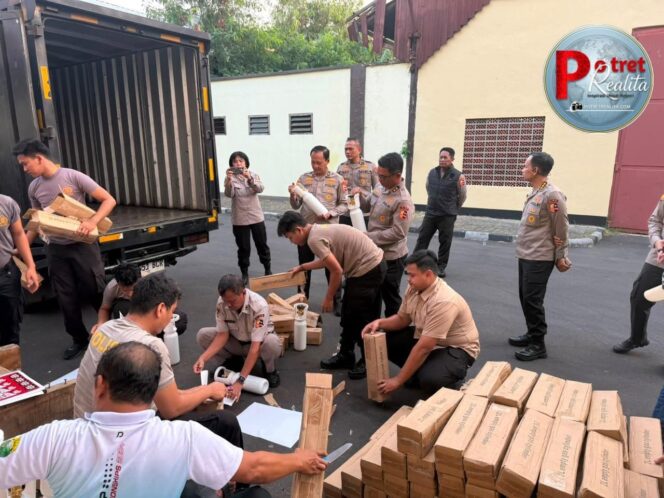 
 Polri Siapkan Bantuan Logistik dan 1.500 Tabung Oksigen untuk Perkuat Penanganan Karhutla