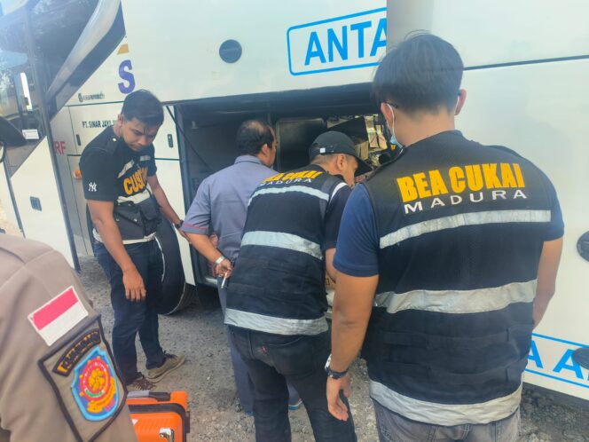 
 Aktivis Suramadu Soroti Pemeriksaan Bus oleh Bea Cukai dan Satpol PP