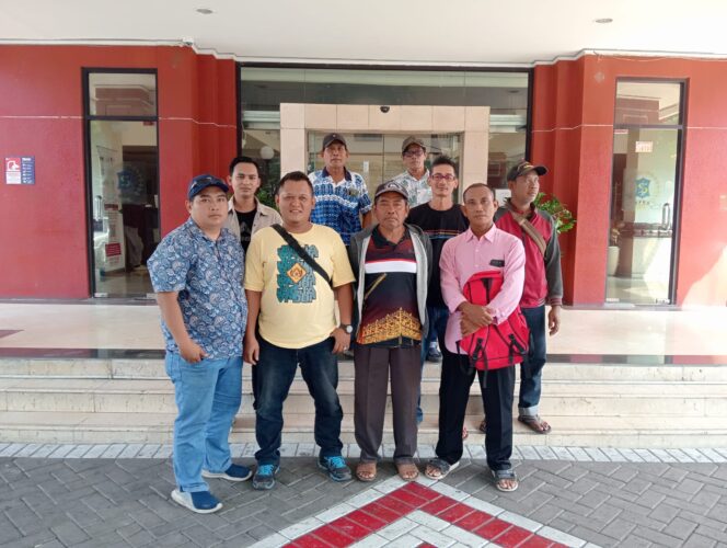 
 Status Jalan Dipertanyakan, Warga Gunung Anyar Tambak Soroti Perbedaan Batas dalam Dua SHM