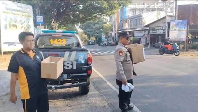 
 Peduli Warga, Polsek Panceng Gelar Jumat Berkah dan Bagikan Ratusan Paket Nasi