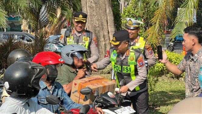 
 Kapolrestabes Surabaya Bagikan Helm kepada Pengendara Tertib di Jalur Kanalisasi