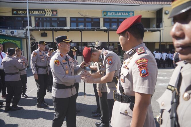 
 Tiga Jabatan Strategis Berganti, Kapolres Tanjung Perak Tekankan Pelayanan Prima dan Profesionalisme