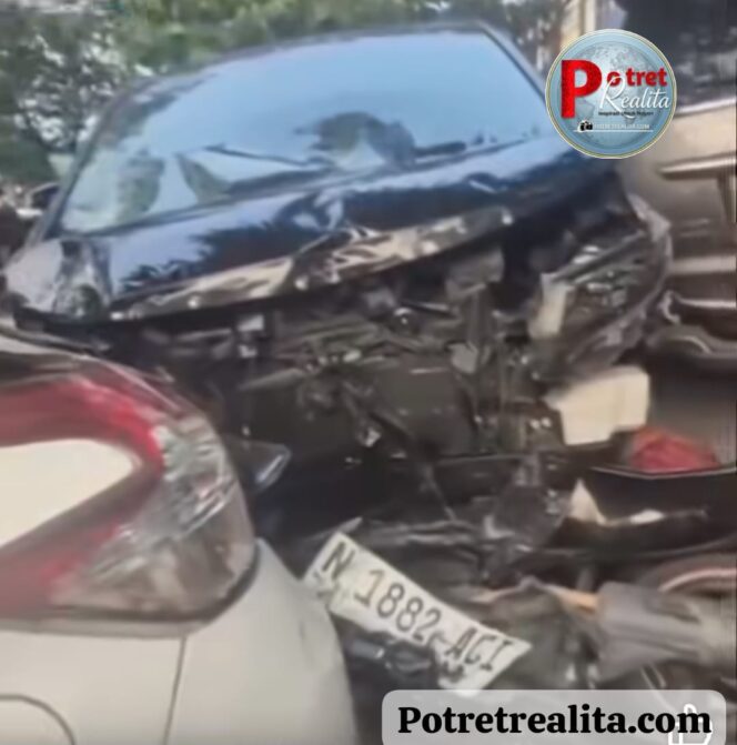
 Alphard Tabrak 9 Kendaraan di Menur Pumpungan, Pengemudi Diamuk Massa