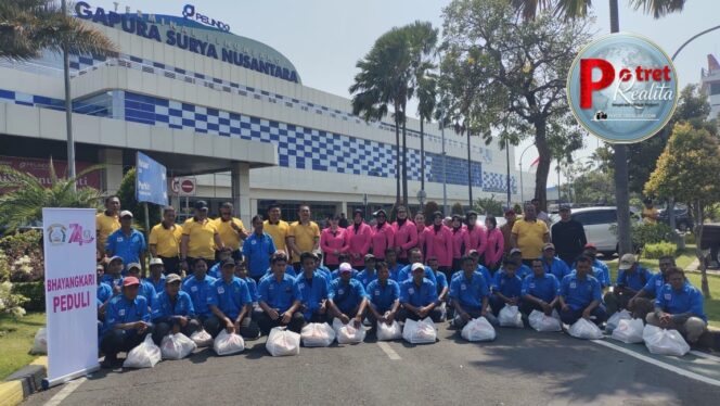
 Peringati HKGB ke-74, Polres Tanjung Perak Peduli Portir Pelabuhan Lewat Bakti Sosial
