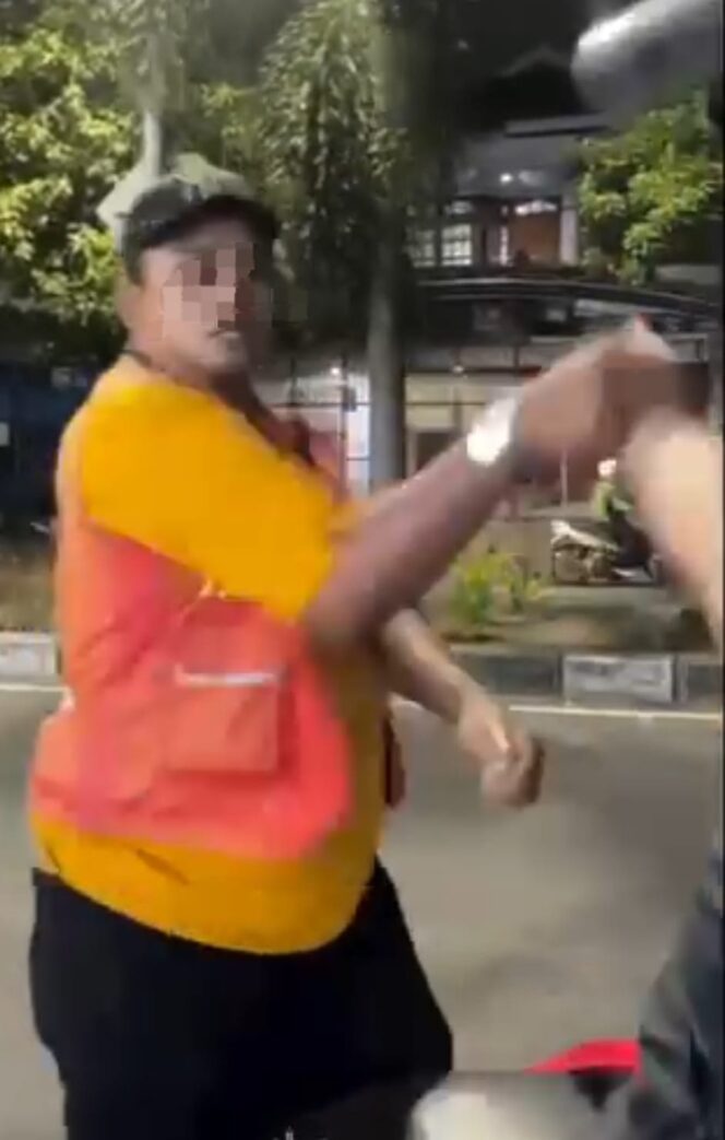 
 Tolak Bayar Parkir ke Rekening Pribadi, Warga Dipukul Jukir Liar di Dukuh Kupang