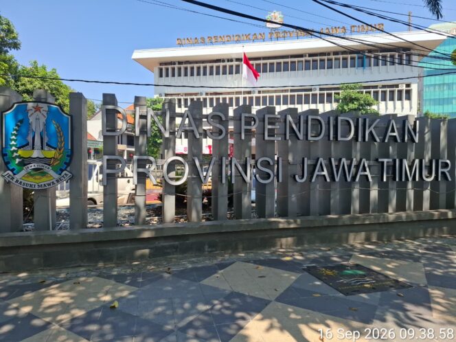 
 Kadispendik Jatim Absen Saat Didemo, H. Bakri Tuntut Kebiri Oknum Guru Predator Seksual SMAN 19 Surabaya!