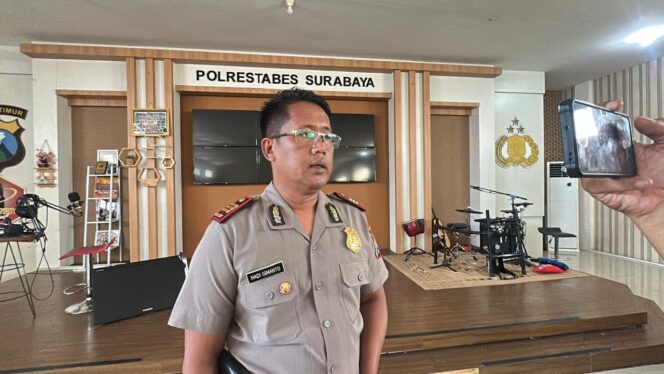 
 Polrestabes Surabaya Dalami Flyer Promosi Bernuansa Seragam Polri, Ternyata Dibuat dengan AI