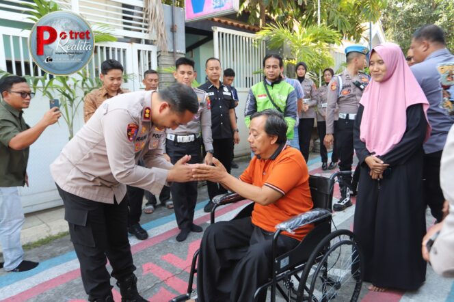 
 Harapan di Tengah Luka, Polres Gresik Bantu Ojol Korban Kecelakaan agar Tetap Berpenghasilan