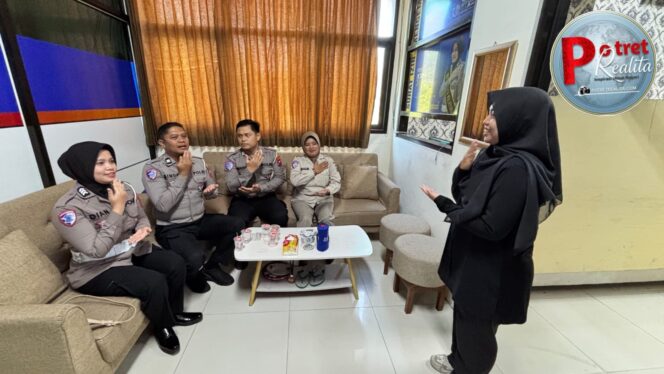 
 Hilangkan Hambatan Komunikasi, Polres Probolinggo Kota Latih Personel Satpas Bahasa Isyarat