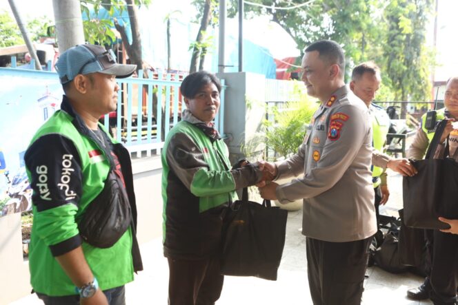 
 Peduli Mitra Ojol, Polres Pelabuhan Tanjung Perak Bagikan Bansos di HUT Lalu Lintas Bhayangkara ke-71