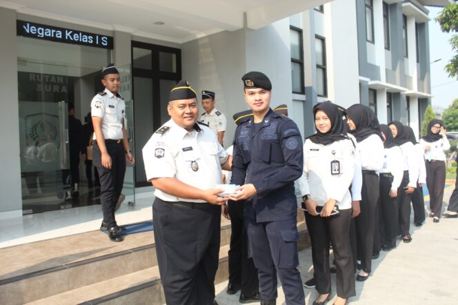
 Jaga Kebugaran Petugas, Rutan Kelas I Surabaya Bagikan Suplemen dan Vitamin