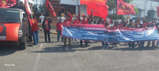 
 KASBI Jatim Gelar Aksi di Grahadi dan DPRD, Desak UU Pelindungan Ketenagakerjaan Segera Disahkan