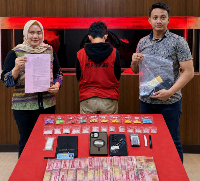 
 Merantau ke Surabaya untuk Edarkan Narkoba, RA Ditangkap Polisi dengan Sabu dan Puluhan Ekstasi