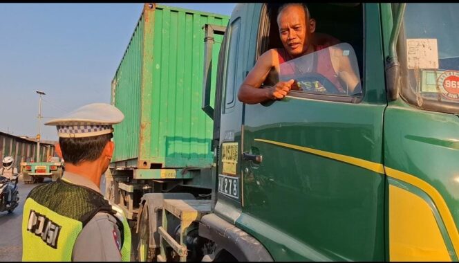 
 Tekan Fatalitas Kecelakaan, Satlantas Polres Tanjung Perak Tertibkan Truk Besar di Jalur Pembatasan Jam