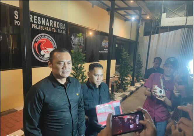 
 Polres Pelabuhan Tanjung Perak Amankan Pria di Surabaya, 95,44 Gram Sabu Disita, Pemasok Diburu