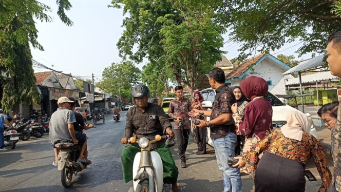 
 Lapas Narkotika Pamekasan Bagikan 200 Nasi Bungkus dalam Aksi Jumat Berkah di Pasar 17 Agustus