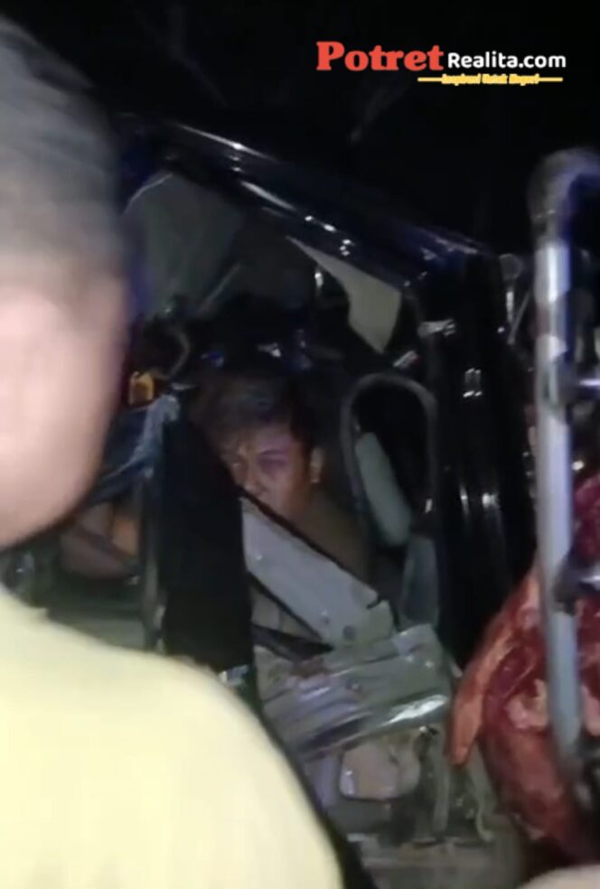 
 Pikap Hantam Truk Berhenti di Akses Suramadu Bangkalan, Satu Penumpang Tewas Terjepit
