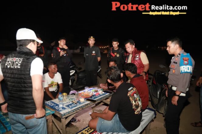 
 Polres Jember Gelar Razia Sarang Narkoba di Curahtakir, Lima Warga Jalani Tes Urine dan Hasilnya Negatif