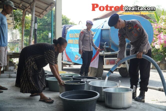 
 Satbrimob Polda Jatim Salurkan 40.000 Liter Air Bersih untuk 250 Keluarga di Gresik dan Sidoarjo