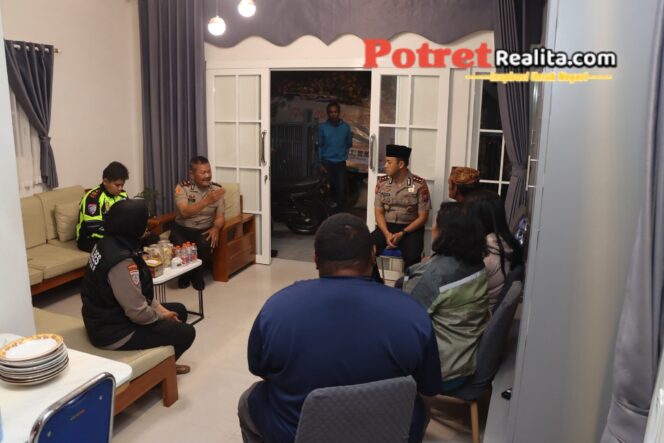 
 Kapolres Pasuruan Sambangi Rumah Duka Korban Karhutla TNBTS, Serahkan Santunan kepada Keluarga