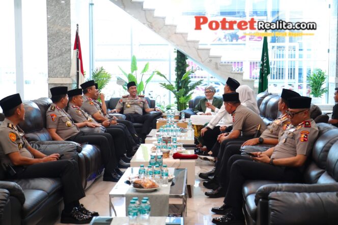 
 Pererat Sinergi dengan Ulama, Kapolri Sambangi Rais Aam PBNU di Ponpes Miftachussunah