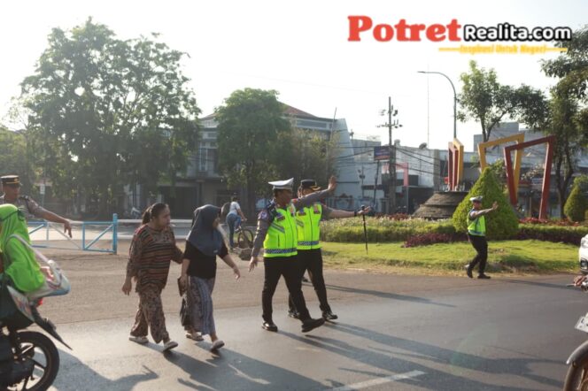 
 Polres Pelabuhan Tanjung Perak Gelar Gatur Pagi, Kapolres Turun Langsung Pastikan Lalu Lintas Lancar dan Aman