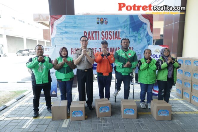 
 Peringati HUT ke-75 Humas Polri, Bidhumas Polda Jatim Salurkan Sembako untuk Komunitas Ojol Surabaya