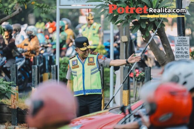 
 Kapolda Jatim Turun Langsung Pantau Lalu Lintas Surabaya, Optimalkan Pelayanan kepada Masyarakat