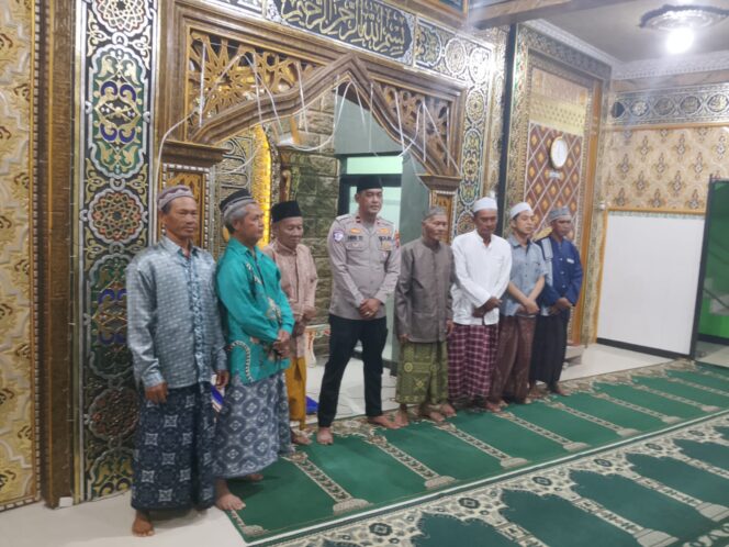 
 Polsek Kenjeran Hadir di Tengah Warga Lewat Subuh Keliling