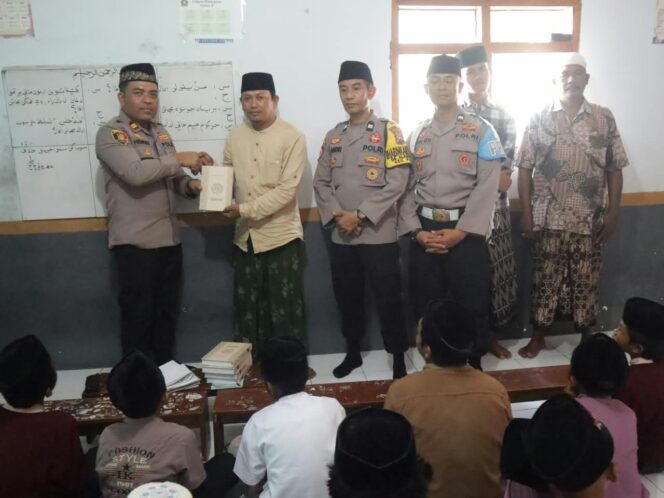 
 Polsek Pujer Salurkan 400 Al-Qur’an ke 20 TPQ dan Musala di Bondowoso, Peringati Hari Santri Nasional 2026