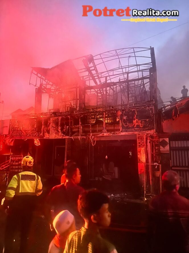 
 Si Jago Merah Mengamuk di Kedinding Lor: Toko Percetakan Dua Lantai Hangus, Diduga Akibat Korsleting AC