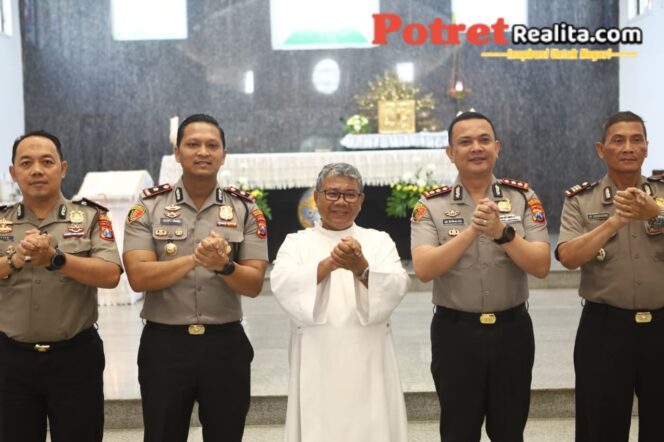 
 Lewat Minggu Kasih, Kapolres Tanjung Perak Ajak Jemaat Gereja Bijak Bermedia dan Jaga Kerukunan