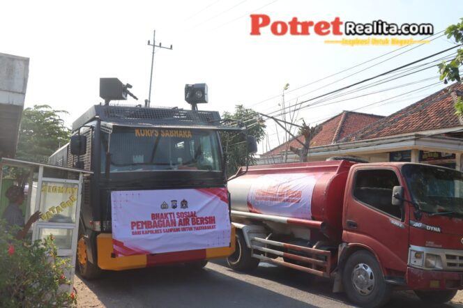 
 Tanggap Kemarau Panjang, Polres Sampang Distribusikan 120 Ribu Liter Air Bersih