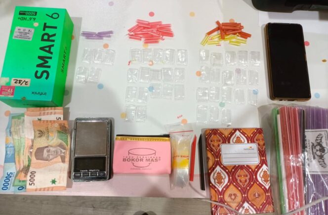 
 Polrestabes Surabaya Gerebek Kos di Bogen, 40 Paket Sabu Siap Edar Diamankan