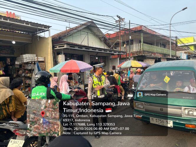 
 Operasi Patuh Semeru 2026, Satlantas Polres Sampang Siaga Urai Kepadatan di Pasar Omben