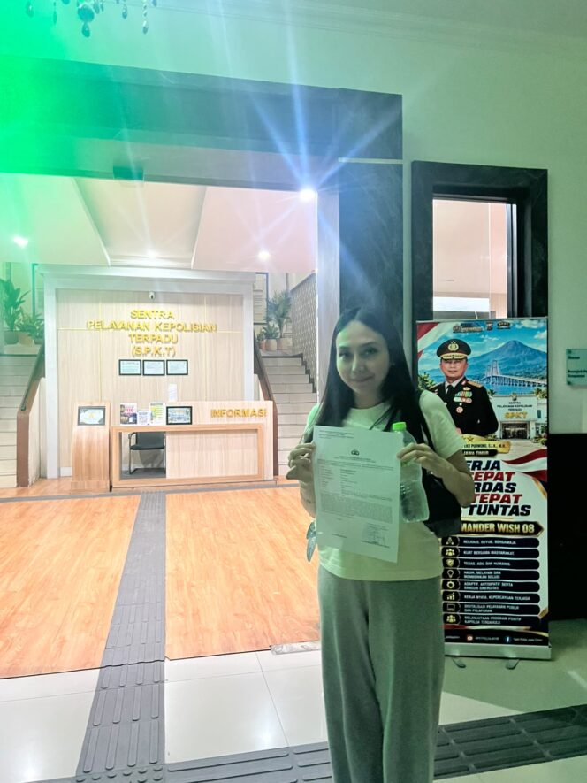 
 Merasa Kehormatannya Diserang, Alfi Fardha Athia Resmi Laporkan Dugaan Tindak Pidana ITE ke SPKT Polda Jatim