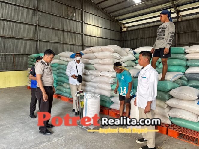 
 Dukung Ketahanan Pangan, Polres Tanjung Perak Setorkan 1 Ton Jagung ke Bulog