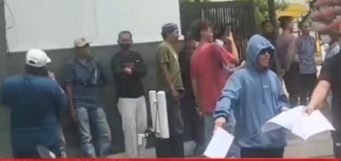 
 NGO Werwer Tetap Demo di Polres Pamekasan, Desak Usut Perusakan Indomaret dan Dugaan Pengancaman