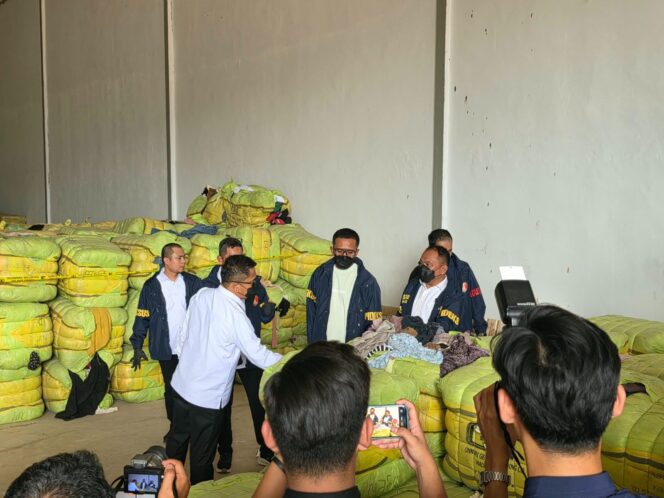
 Bareskrim Bongkar Gudang Balpres Ilegal di Subang, 1.257 Bal Senilai Rp15 Miliar Disita