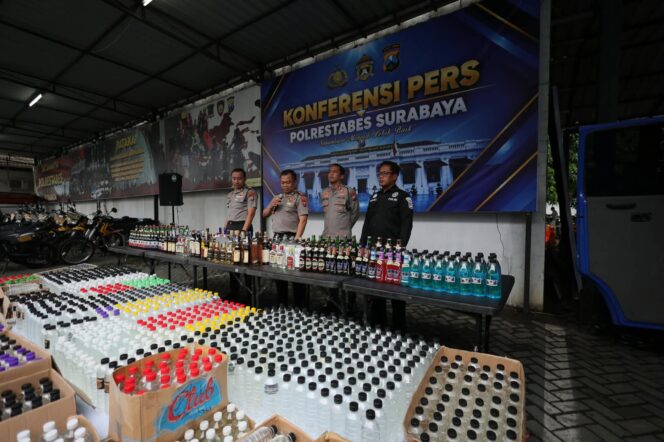 
 Polrestabes Surabaya Sikat Miras Ilegal, 5.385 Botol Diamankan dalam Razia Serentak