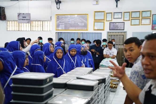 
 Lapas Narkotika Pamekasan Edukasi 64 Siswa SMPIT Al-Irsyad tentang Bahaya Narkoba dan Kesadaran Hukum